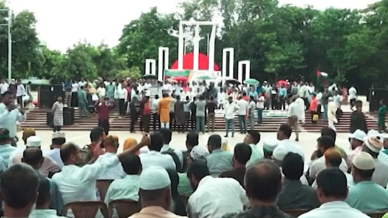 ফের ৩ দাবিতে শহীদ মিনারে প্রাথমিকের শিক্ষকরা